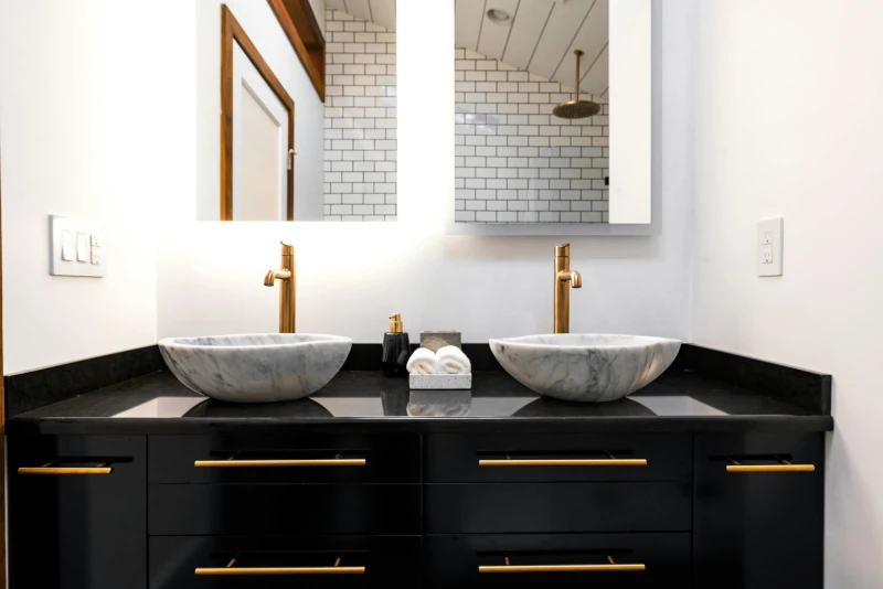 Productos Mueble de baño con doble lavabo y grifería vista en configuración simétrica