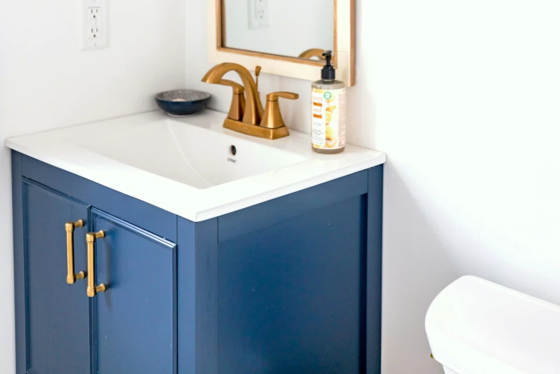 Productos Mueble de baño compacto con lavabo integrado y grifería superior en espacio reducido