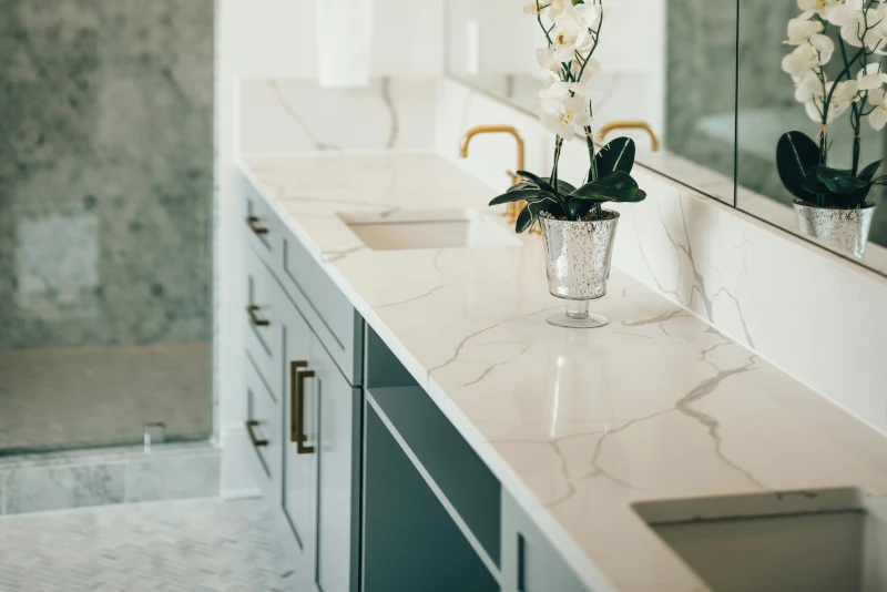 Productos Mueble de baño integrado en un espacio contemporáneo con acabados cuidados y superficie continua