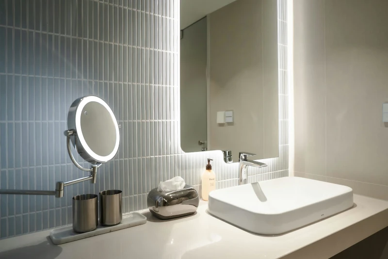 Productos Lavabo sobre encimera con grifería cromada en baño contemporáneo