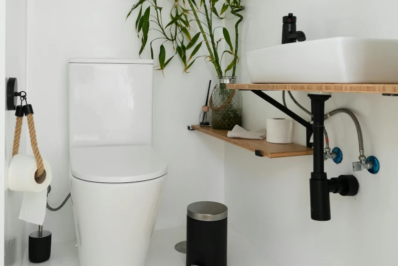 Productos Inodoro y lavabo integrados en baño compacto con soluciones funcionales