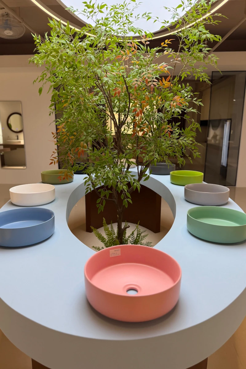 Quiénes somos Desarrollo y presentación de lavabos de diseño en distintos acabados dentro de un espacio de trabajo