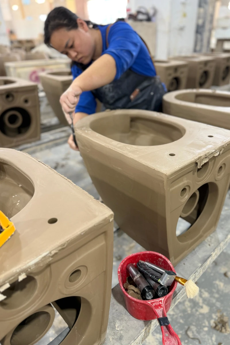 Quiénes somos Proceso de fabricación y control manual de sanitarios cerámicos en entorno industrial especializado