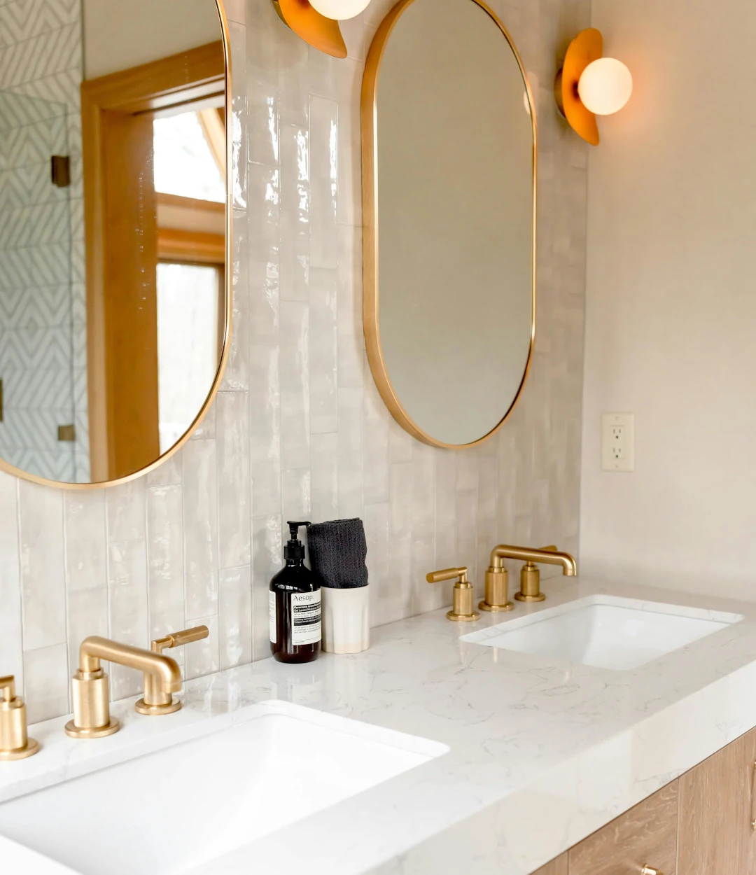 Quiénes somos Detalle de baño contemporáneo con grifería y mobiliario de diseño europeo en ambiente luminoso